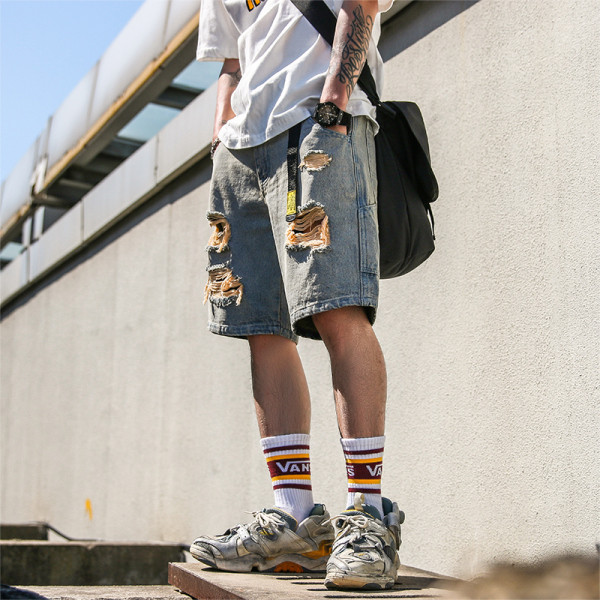 Fájdalmas alkalmi rövid farmernadrág szakadt gumival és zsebekkel