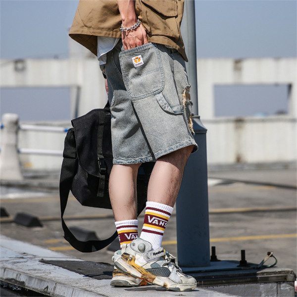 Fájdalmas alkalmi rövid farmernadrág szakadt gumival és zsebekkel