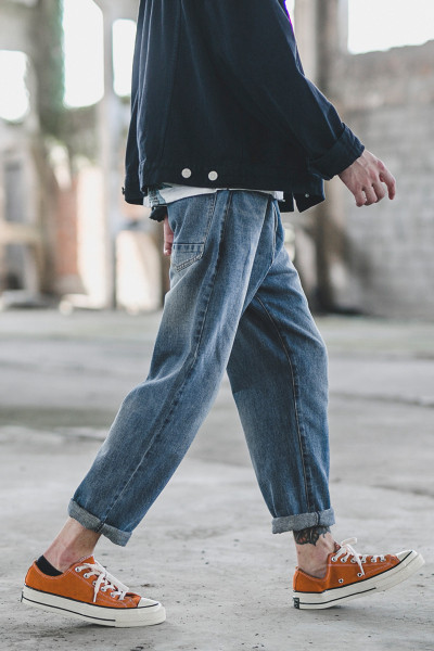 Vienkāršs garo vīriešu džinsu modelis