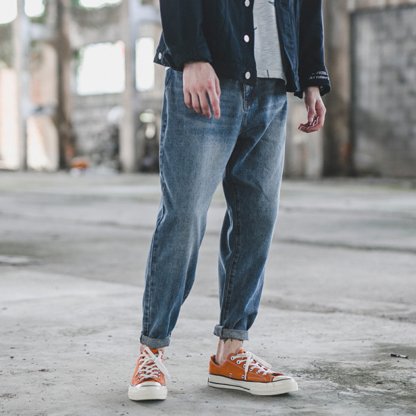 Vienkāršs garo vīriešu džinsu modelis