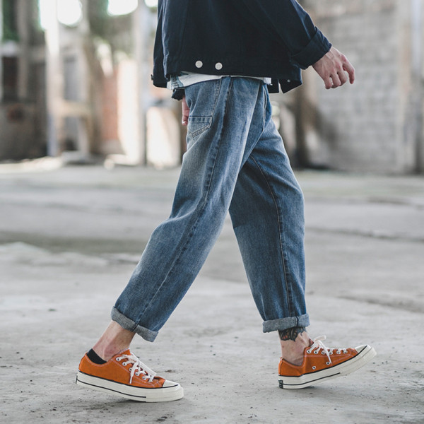 Vienkāršs garo vīriešu džinsu modelis