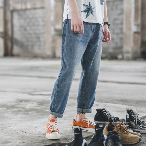 Vienkāršs garo vīriešu džinsu modelis