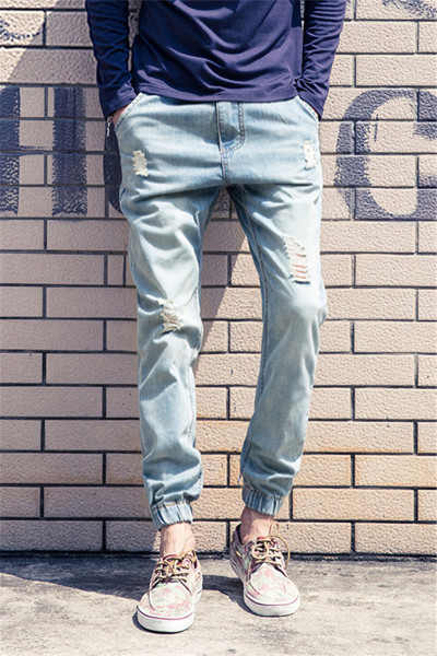 Rebenenud motiivide ja pahkluu kummikutega meeste teksad