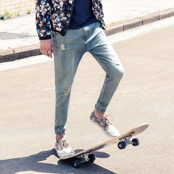 Rebenenud motiivide ja pahkluu kummikutega meeste teksad