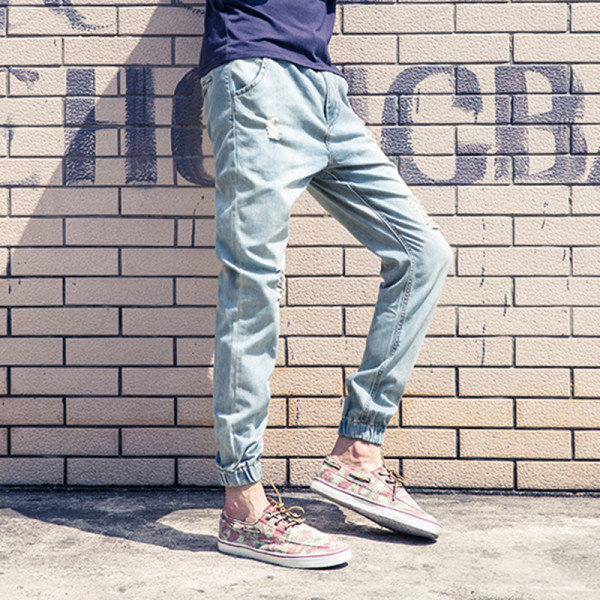 Rebenenud motiivide ja pahkluu kummikutega meeste teksad