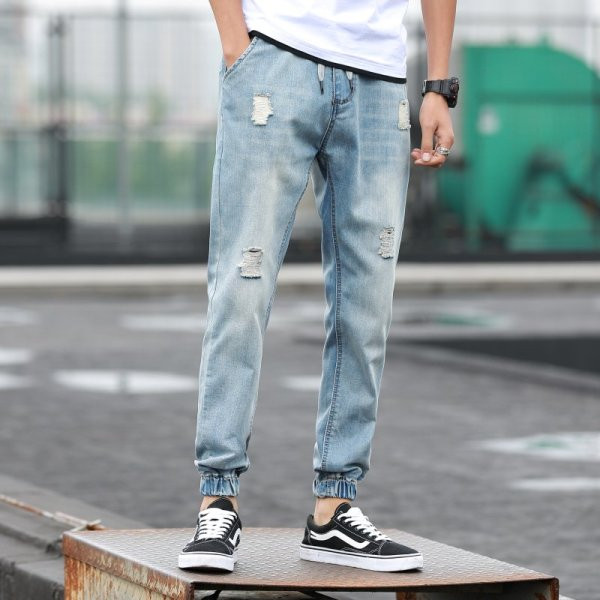 Vīriešu garie džinsi ar elastīgu vidukli un saplēstu pa labi