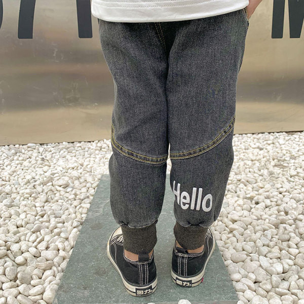 Μοντέρνα παιδικά μακριά τζιν με ελαστικό στον αστράγαλο και επιγραφή σε γκρι χρώμα