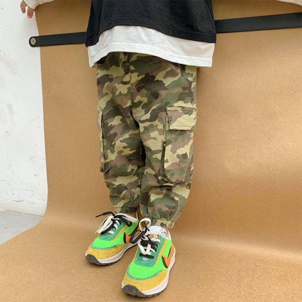 Moodsad kamuflaažimustriga pikad teksad, mis sobivad poistele