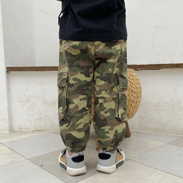 Moodsad kamuflaažimustriga pikad teksad, mis sobivad poistele