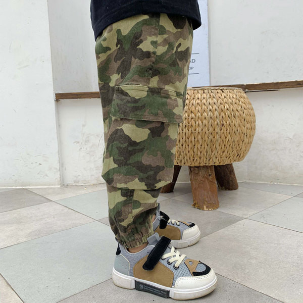 Moodsad kamuflaažimustriga pikad teksad, mis sobivad poistele