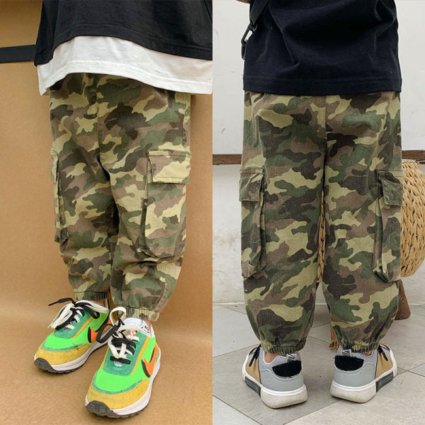 Moodsad kamuflaažimustriga pikad teksad, mis sobivad poistele