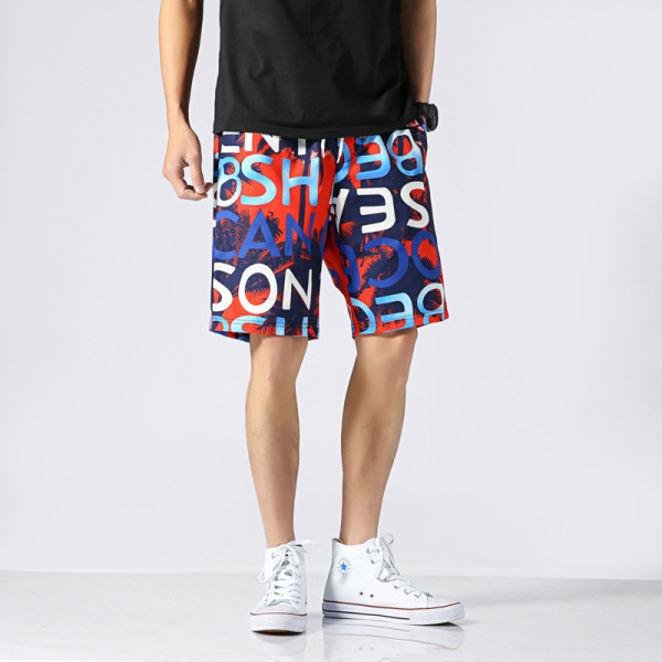 Lipsude ja mustrilise mustriga meeste ujumistrikoo