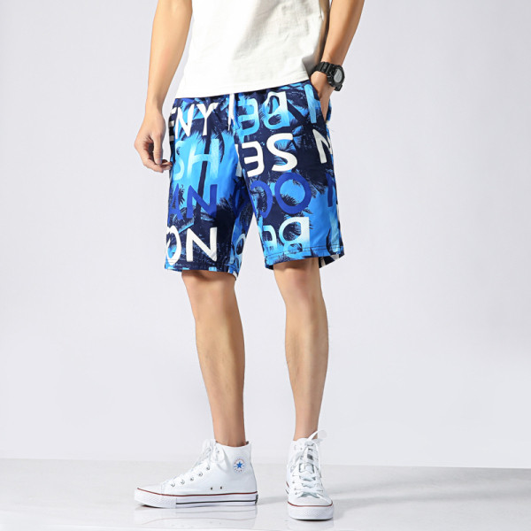 Lipsude ja mustrilise mustriga meeste ujumistrikoo