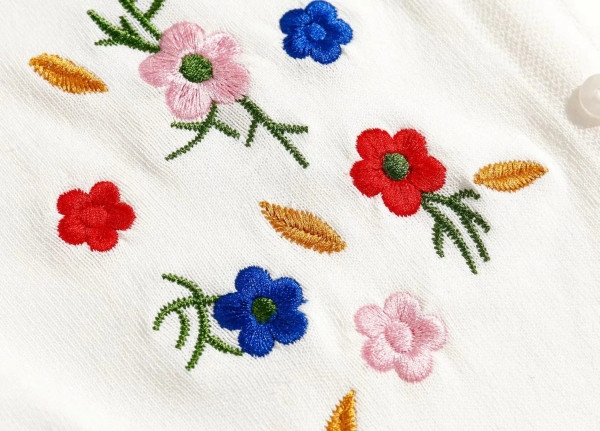 Modern női mellény hímzéssel és 7/8-as ujjakkal