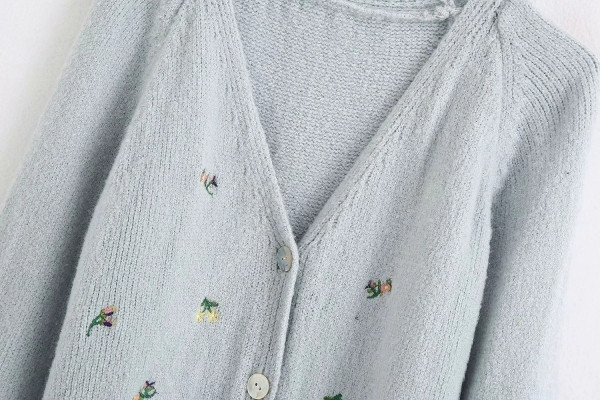 Naiste vabaaja kardigan tikandite ja pikkade varrukatega