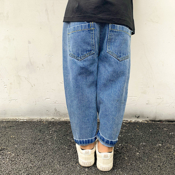 Mūsdienīgi bērnu garie džinsi ar plēstiem motīviem un elastīgu jostasvietu