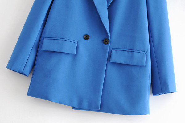 Modern női kabát hosszú ujjal és gombokkal