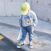 Modern, kék színű hosszú gyerekfarmer zsebbel és bokagumival