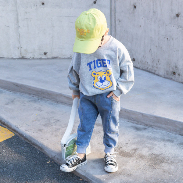 Modern, kék színű hosszú gyerekfarmer zsebbel és bokagumival