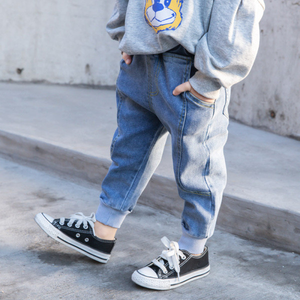 Modern, kék színű hosszú gyerekfarmer zsebbel és bokagumival