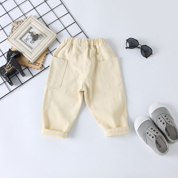 Modern hosszú farmernadrág, gombokkal és zsebekkel