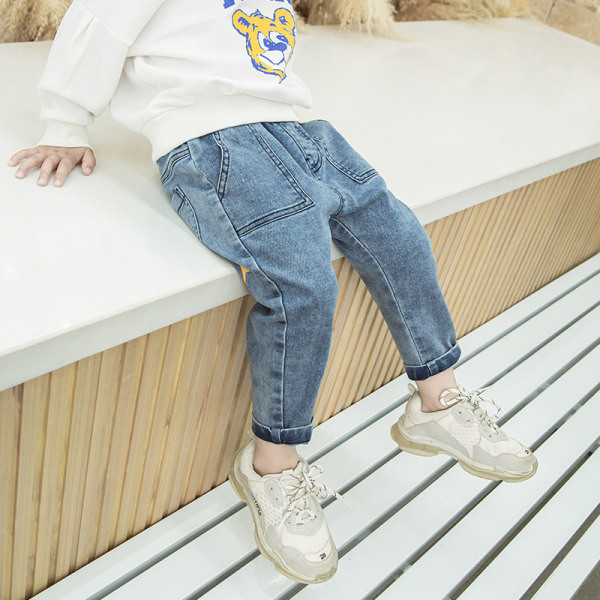 Μοντέρνα παιδικά τζιν με απλικέ και τσέπη