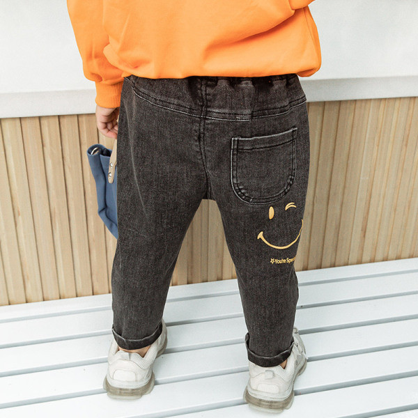 Μοντέρνα παιδικά τζιν με απλικέ και τσέπη