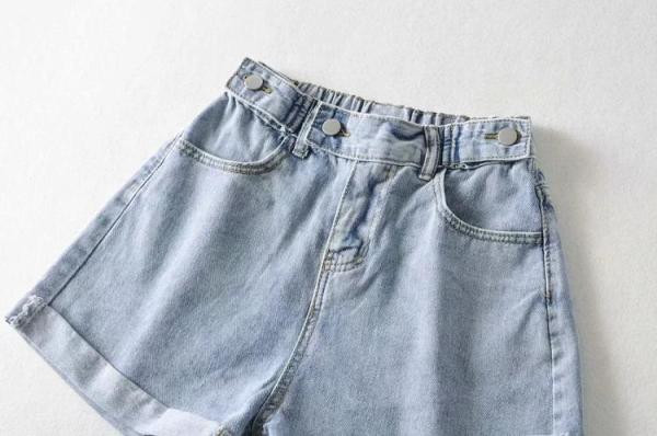 Pantaloni scurți din denim de damă cu talie înaltă