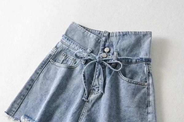 Női rövid farmer magas derékkal, szakadt elemekkel