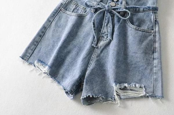 Női rövid farmer magas derékkal, szakadt elemekkel