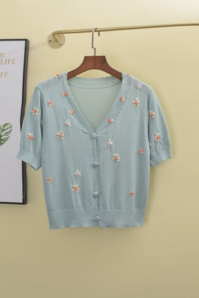 Naiste vest spitsikaelusega ja lühikeste varrukatega