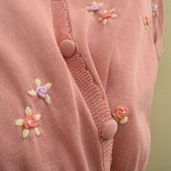 Naiste vest spitsikaelusega ja lühikeste varrukatega