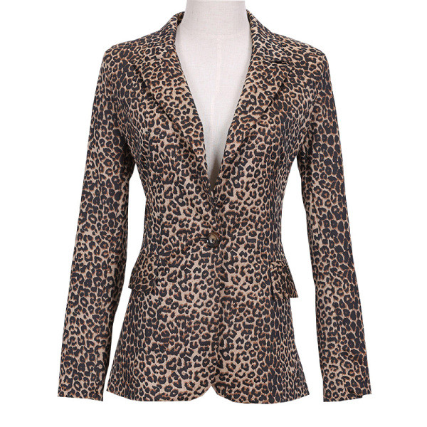 Moodne naiste jope leopardist paremale istuv mudeliga