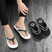 Model NOU papuci casual barbati prin model curat prin degete