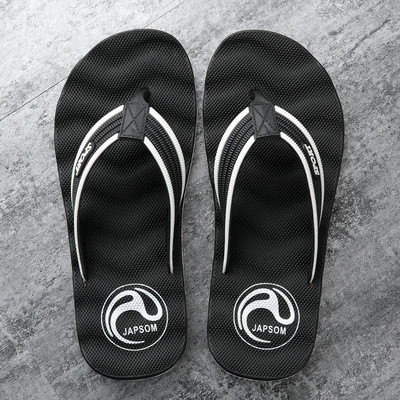 Model NOU papuci casual barbati prin model curat prin degete