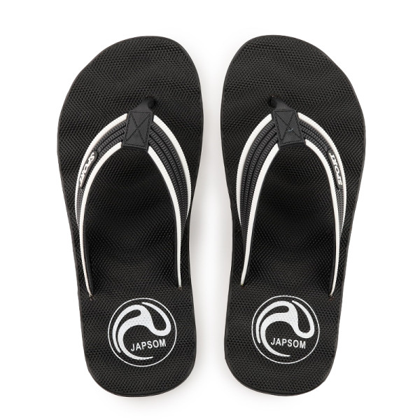 Model NOU papuci casual barbati prin model curat prin degete