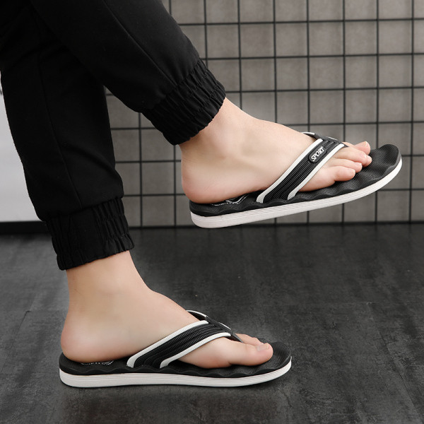 Model NOU papuci casual barbati prin model curat prin degete