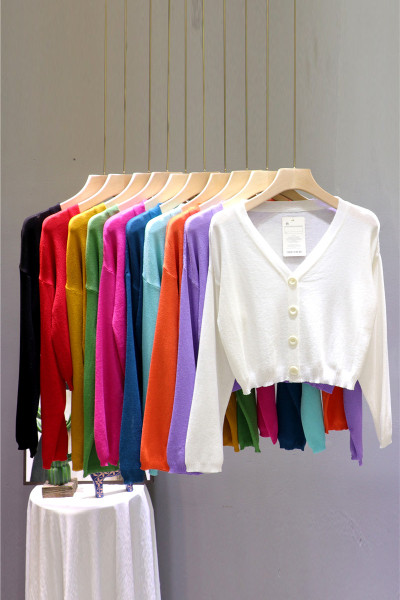 Moderns īss sieviešu jaciņš ar špica kakla izgriezumu