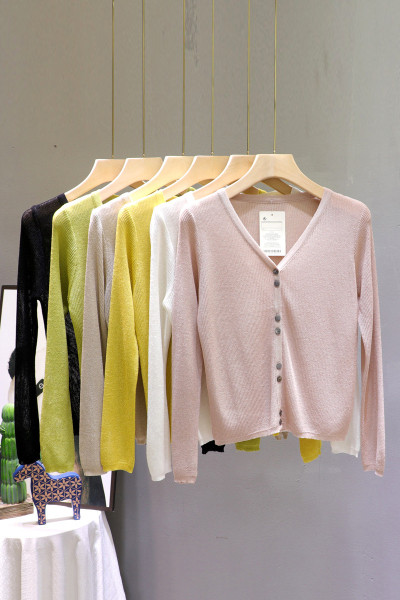 Hétköznapi női mellény hosszú ujjal és spitz nyakkivágással