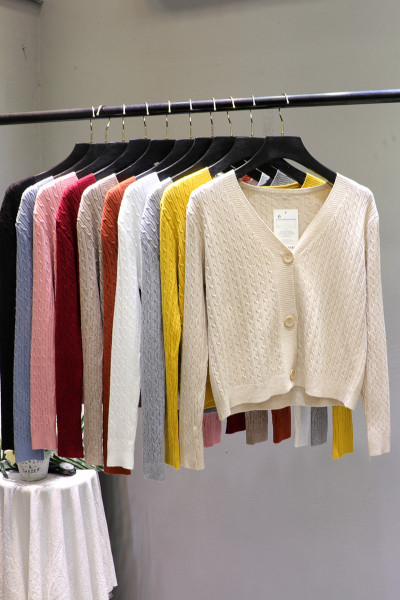 Uue mudeli naiste nööpide ja spitsikaelusega kardigan