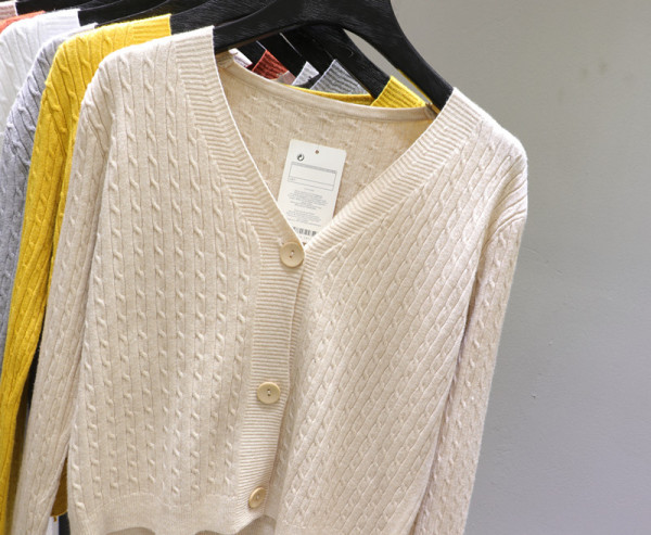 Uue mudeli naiste nööpide ja spitsikaelusega kardigan