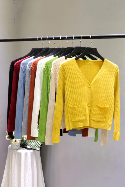 Jauna modeļa sieviešu jaka ar kabatām un špica kakla izgriezumu