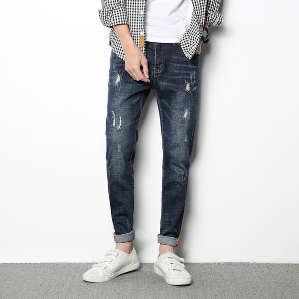 Vīriešu garie džinsi ar saplēstu elementu
