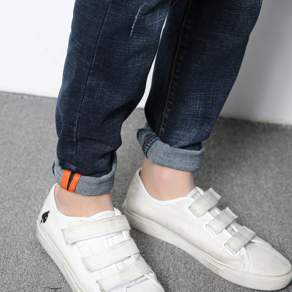 Vīriešu garie džinsi ar saplēstu elementu