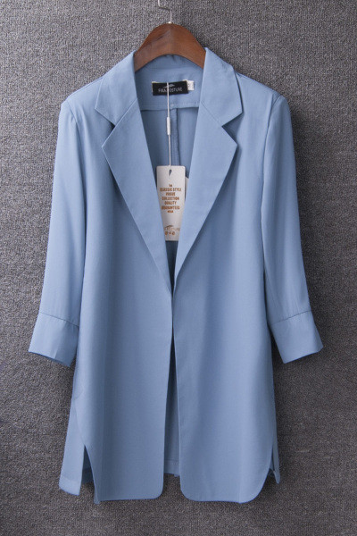 Pikk lai lõhikute ja pikkade varrukatega jope