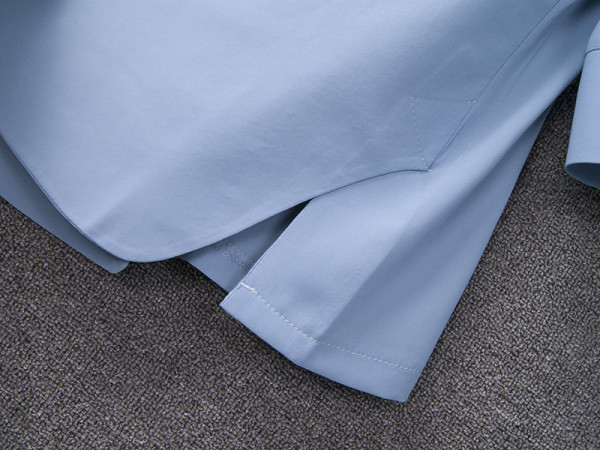 Pikk lai lõhikute ja pikkade varrukatega jope