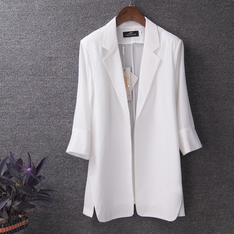 Pikk lai lõhikute ja pikkade varrukatega jope