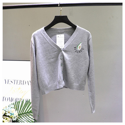 Γυναικεία ζακέτα με κεντήματα και ντεκολτέ 