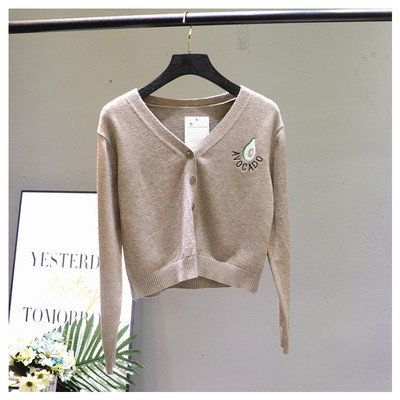 Γυναικεία ζακέτα με κεντήματα και ντεκολτέ 