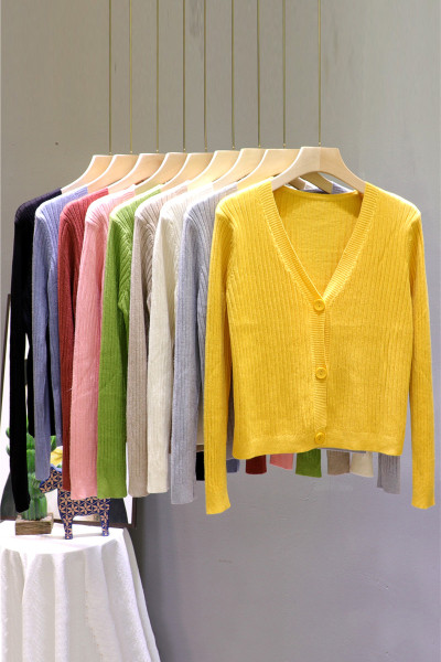 Sieviešu veste ar V veida izgriezumu un pogām